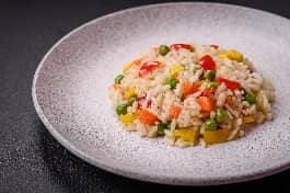 طريقة-عمل-طبق أرز بالخضار المشكل مع مكعبات الجزر والفلفل الرومي والبازلاء