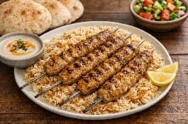 طريقة-عمل-أسياخ كفتة فراخ مصرية مشوية على الفحم بلون ذهبي، تقدم مع أرز بالشعرية وسلطة طحينة وخبز بلدي