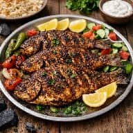 طريقة-عمل-سمك مشوي على الفحم متبل بالبهارات العربية وخضار جانبية