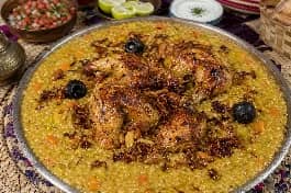 طريقة-عمل-طبق مضروبة الدجاج القطرية الكريمية في قدر فخاري مع حبات هيل وليمون أسود وبخار متصاعد