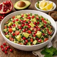 طريقة-عمل-طبق سلطة كينوا ملونة بالأفوكادو الكريمي وحبوب الرمان الياقوتية والخضار الطازجة مع تتبيلة ليمونية منعشة على طاولة صيفية
