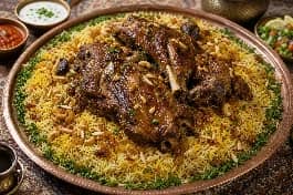 مفطح لحم سعودي فاخر على طبقة أرز بسمتي ذهبي مفلفل مزين بالمكسرات والزبيب واللحم الذائب المتبل بالبهارات الخليجية، صينية تقديم واسعة تصلح للولائم والعزائم