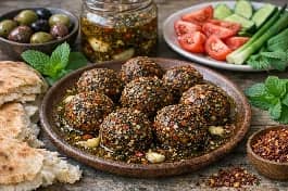طريقة-عمل-أقراص شنكليش سورية مخمرة ومتبلة بخلطة الزعتر البري والفليفلة الحارة وزيت الزيتون، تقدم مع خضار طازجة وخبز عربي