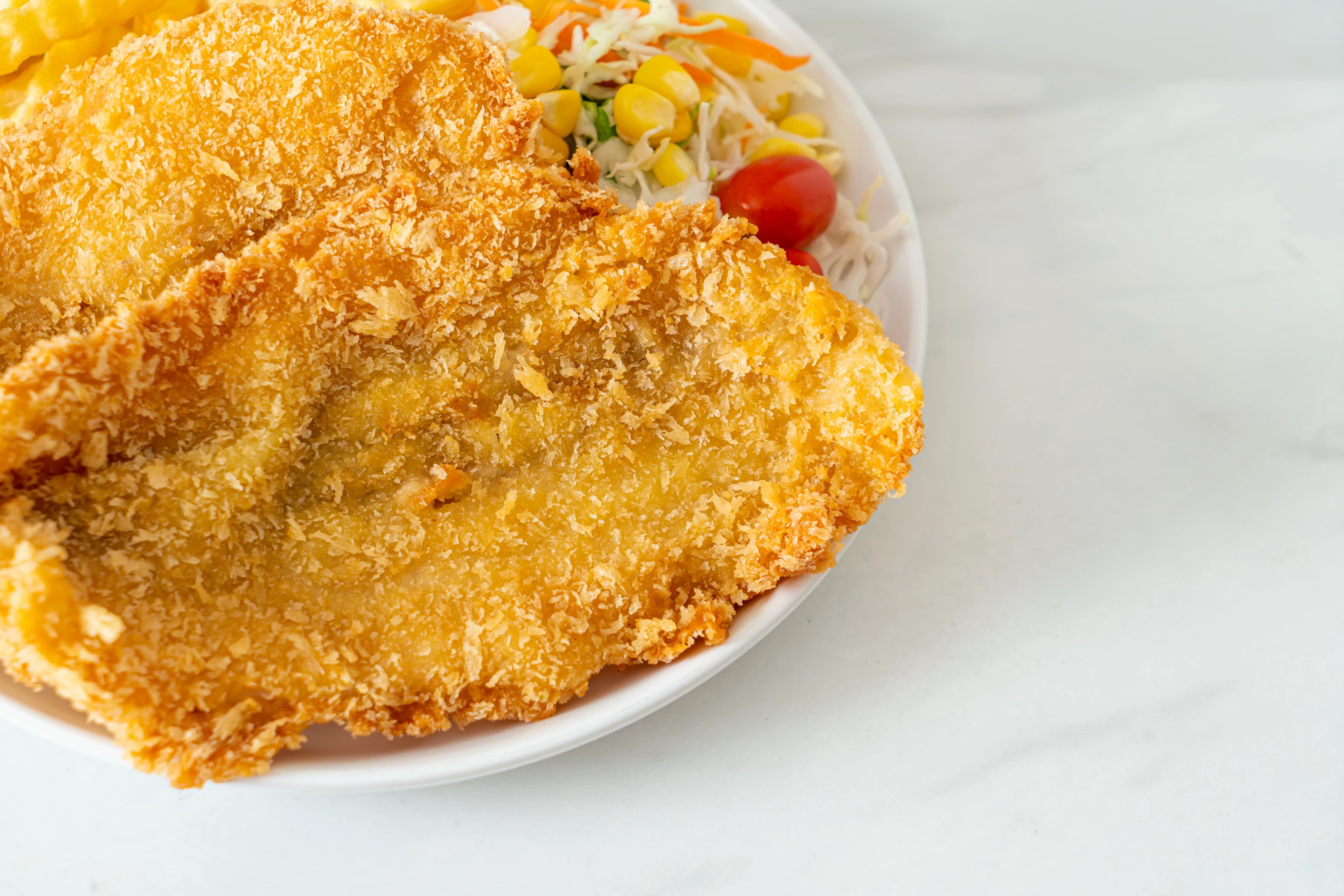 سمك فيليه مقلي مقرمش بقشرة ذهبية خفيفة من الخارج ولحم طري من الداخل مقدم بطريقة منزلية شهية