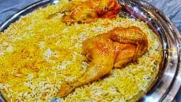 طريقة-عمل-مندي دجاج يمني تقليدي بأرز بسمتي مفلفل ودجاج متبل بالبهارات ومقدم برائحة مدخنة شهية