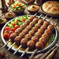 طريقة-عمل-كفتة مشوية مصرية محضرة من اللحم المفروم والمتبل ومشوية على الفحم ومقدمة مع الطحينة والسلطات بشكل منزلي شهي