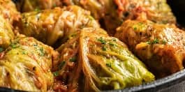طريقة-عمل-محشي كرنب مصري تقليدي محشو بالأرز والخضرة مطهو على نار هادئة ومقدم بشكل منزلي شهي