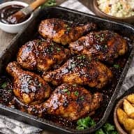 طريقة-عمل-دجاج باربيكيو أمريكي مشوي في الفرن بصوص باربيكيو مدخن ويُقدَّم ساخنًا