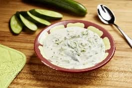 طريقة-عمل-سلطة الزبادي بالخيار بقوام كريمي وخيار طازج مع لمسة نعناع وثوم مقدمة باردة بشكل منعش