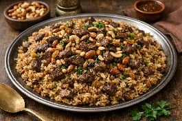 طريقة-عمل-طبق أرز مصري بالخلطة والكبدة والمكسرات، مزين باللوز المحمص والصنوبر، بجانب سلطة