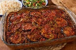 طريقة-عمل-صينية مسقعة باللحمة المفرومة والباذنجان المقلي والصلصة الحمراء الغنية، تقدم مع الأرز الأبيض المصري والسلطة