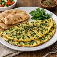 طريقة-عمل-أومليت بالأعشاب الطازجة من البقدونس والشبت والزعتر يُقدَّم ساخنًا