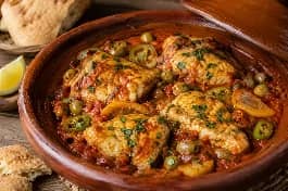 طاجن سمك مغربي بالطماطم والفلفل الحار، قطع سمك في صلصة طماطم حمراء مكرملة مع الفلفل الأخضر الحار والزيتون والليمون المحفوظ، يقدم في طاجن فخاري مع خبز مغربي