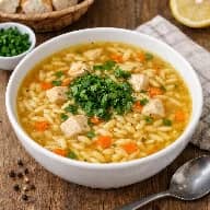 طريقة-عمل-شوربة لسان العصفور بالدجاج بقوام خفيف ومرق ذهبي وتُقدَّم ساخنة كطبق عربي منزلي