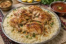 طبق سليق الدجاج السعودي بالأرز المفلفل الكريمي بالحليب والهيل ومعه دقوس الطماطم الحار والسمن البري
