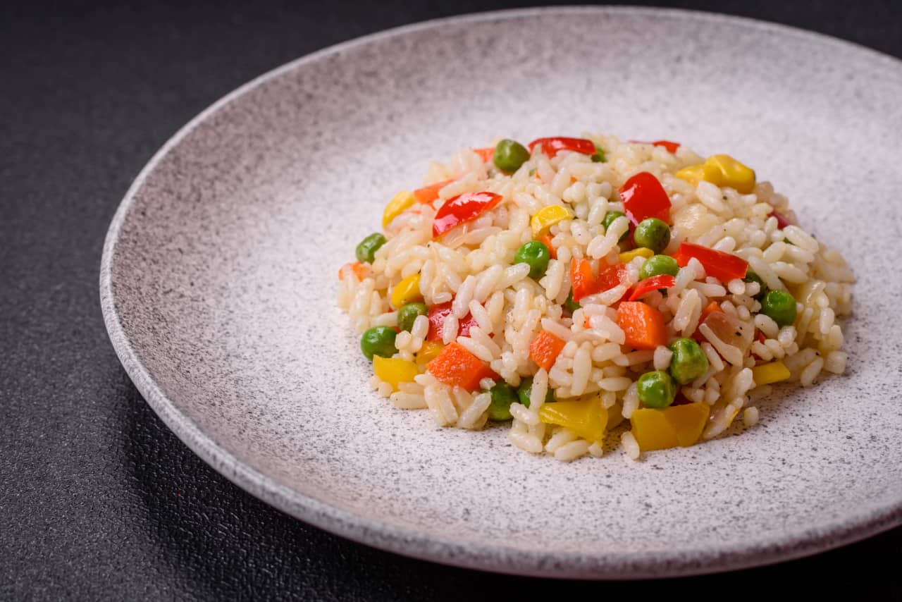 طريقة-عمل-طبق أرز بالخضار المشكل مع مكعبات الجزر والفلفل الرومي والبازلاء