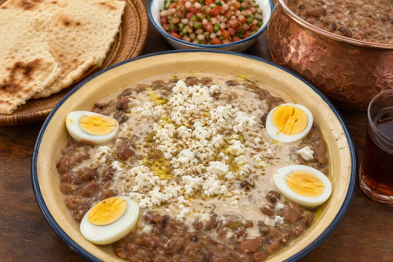 طريقة-عمل-طبق فول مدمس سوداني في إناء فخاري مع طحينة وجبنة بيضاء وبيض مسلوق وسلطة الدكوة الحامضة
