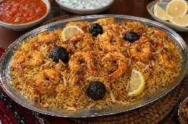 طبق مجبوس روبيان بحريني بأرز مفلفل ومتبل مع الليمون الأسود والبهارات الخليجية في طبق تقديم فخم