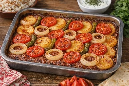 طريقة-عمل-صينية كفتة البرغل المشوية في الفرن مع شرائح البطاطس والبصل والطماطم والفلفل