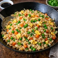 طريقة-عمل-أرز مقلي صيني بالخضار والبيض مفلفل ومطهو على طريقة الووك