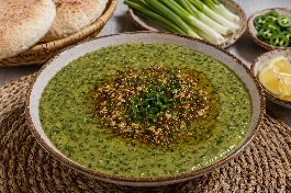 طريقة-عمل-طبق بصارة مصرية خضراء كريمية مزينة بزيت الزيتون والبقدونس الطازج وتقدم مع خبز بلدي وبصل أخضر وفلفل حار