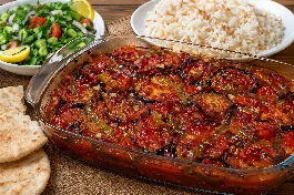 طريقة-عمل-صينية مسقعة مصرية بالباذنجان المقلي والصلصة الحمراء الحارة والفلفل الأخضر، تقدم مع الأرز الأبيض والسلطة الخضراء