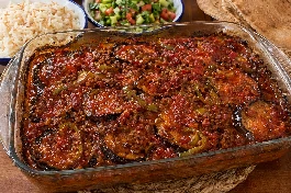 طريقة-عمل-صينية مسقعة باللحمة المفرومة والباذنجان المقلي والصلصة الحمراء الغنية، تقدم مع الأرز الأبيض المصري والسلطة