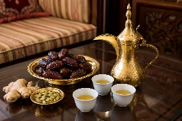 طريقة-عمل-قهوة عربية إماراتية بلون أشقر ذهبي مع الزنجبيل والهيل، تقدم في دلة وفناجين صغيرة مع التمر الفاخر في مجلس ضيافة عربي