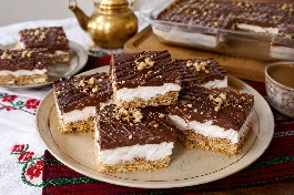 طريقة-عمل-حلوى أردنية بطبقات البسكويت والشوكولاتة والمارشميلو الذائب، مقطعة إلى مربعات ومزينة بخطوط الشوكولاتة والمكسرات