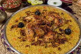 طريقة-عمل-طبق مضروبة الدجاج القطرية الكريمية في قدر فخاري مع حبات هيل وليمون أسود وبخار متصاعد