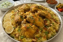 طبق دجاج سوداني بالزعفران والهيل والقرفة، قطع دجاج ذهبية مطهوة بالبخار مع أرز بسمتي مفلفل ومكسرات وزبيب، يقدم في طبق كبير مع سلطة وليمون