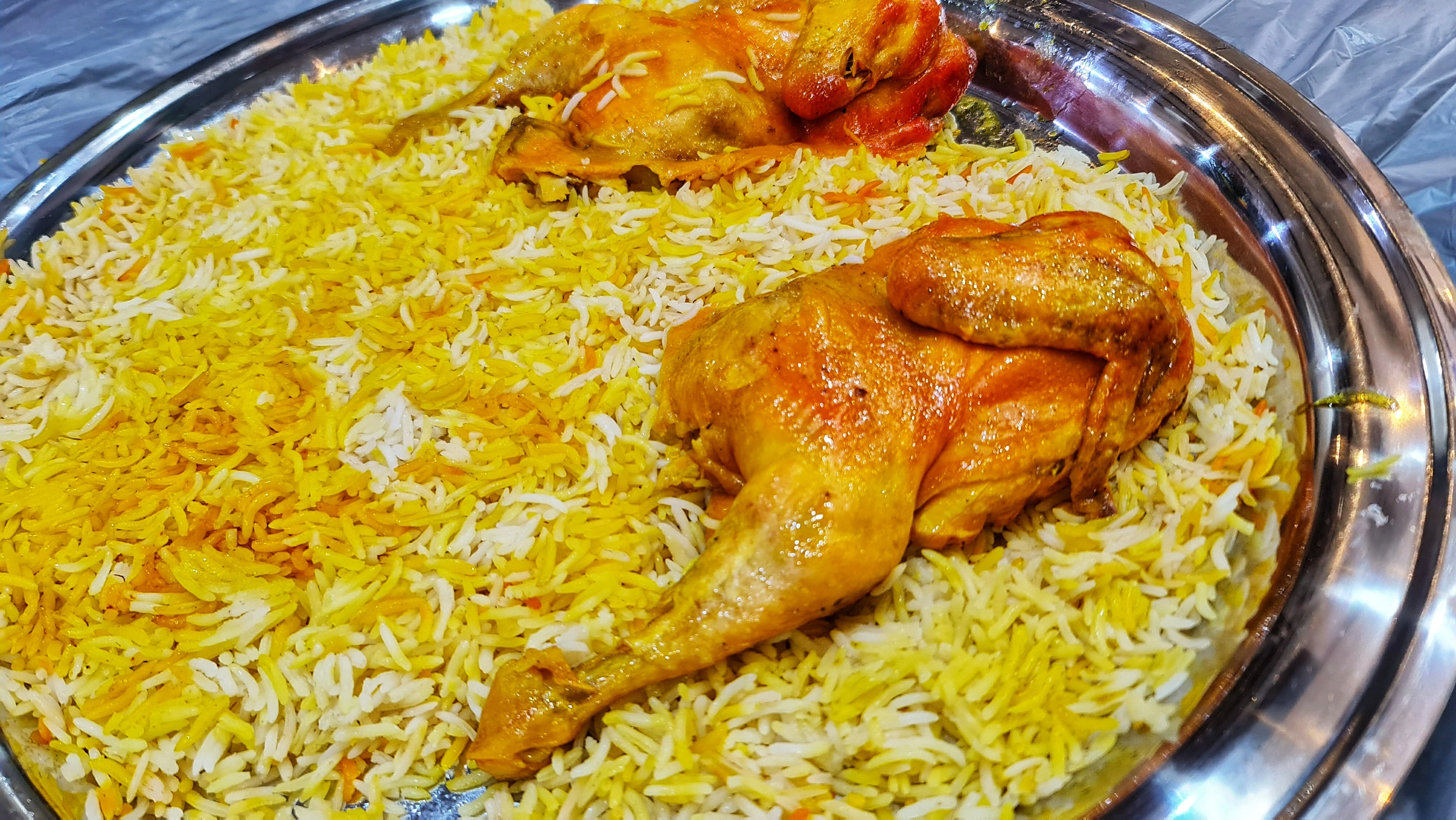 طريقة-عمل-مندي دجاج يمني تقليدي بأرز بسمتي مفلفل ودجاج متبل بالبهارات ومقدم برائحة مدخنة شهية