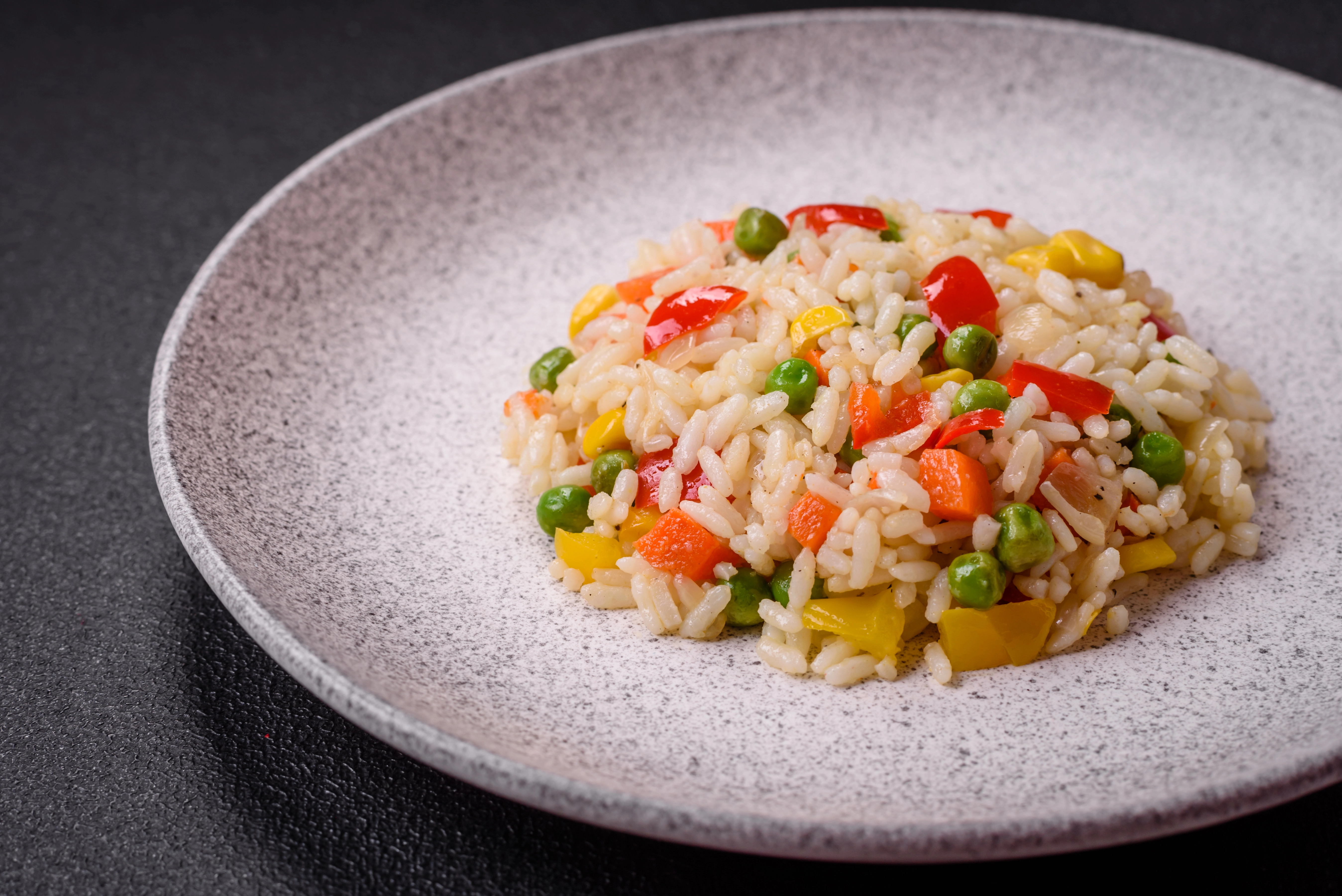 طريقة-عمل-طبق أرز بالخضار المشكل مع مكعبات الجزر والفلفل الرومي والبازلاء