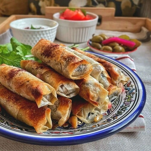 طريقة-عمل-رول دجاج سوري محشو بالبصل المكرمل ومتبّل بالسماق ومقطّع شرائح